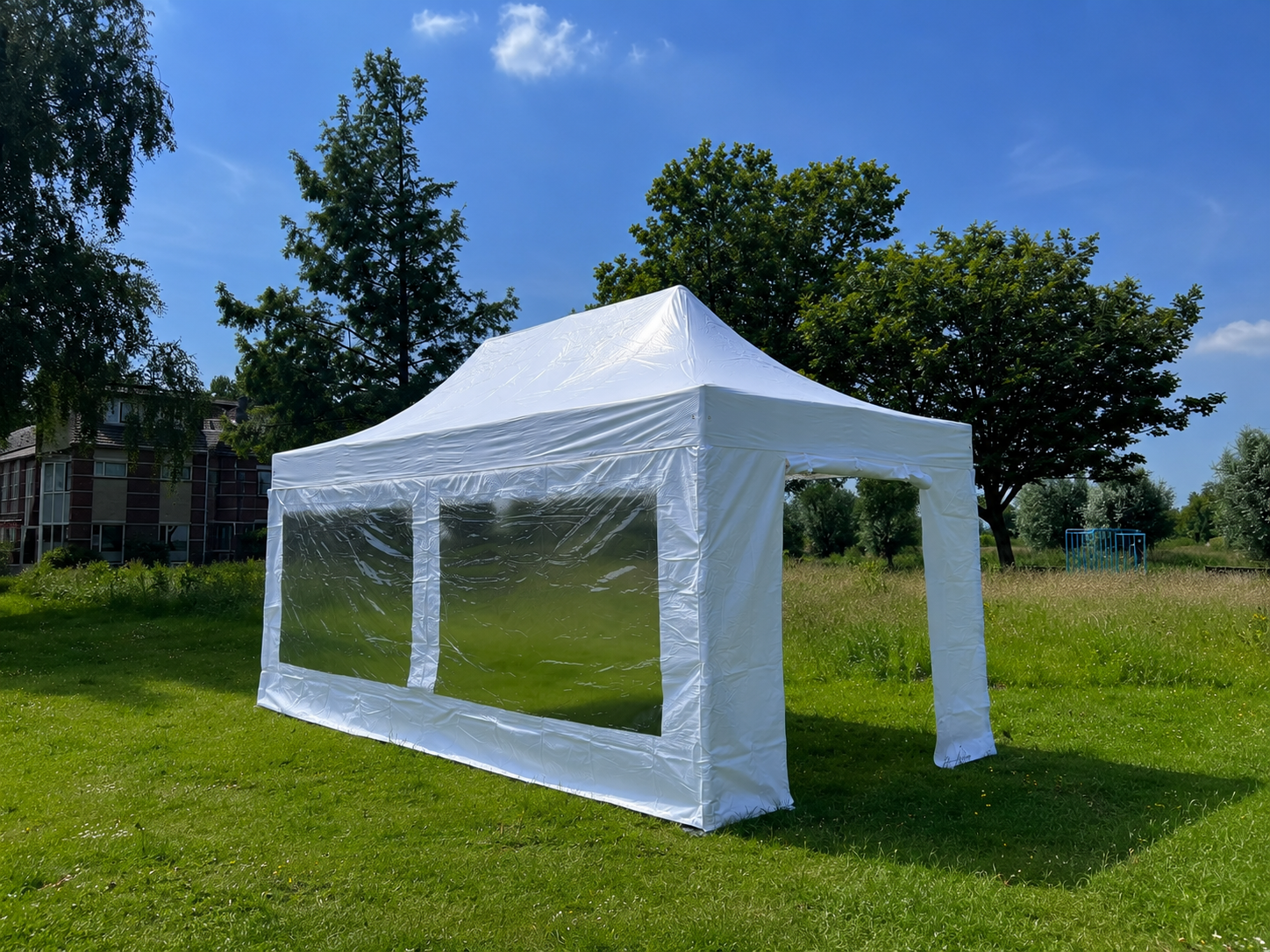 Partytent 6×3m met transparante zijwanden opgesteld in de tuin